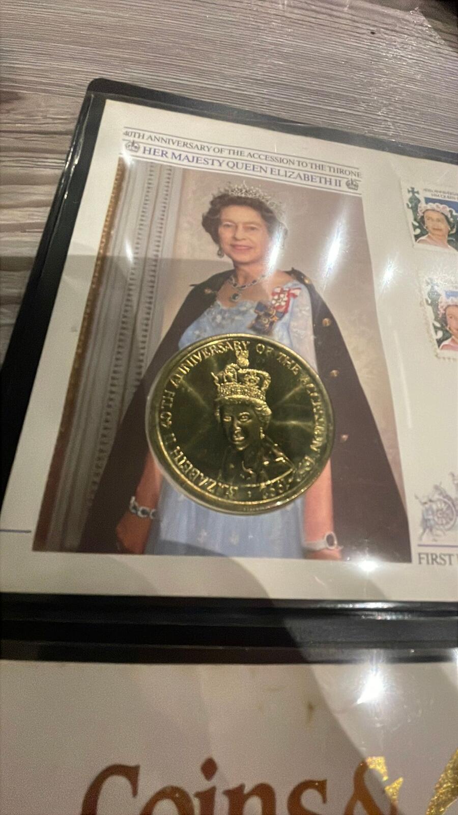 Queen Elizabeth II 40th Anniversary Commemorative Coin and Stamp Cover 1992